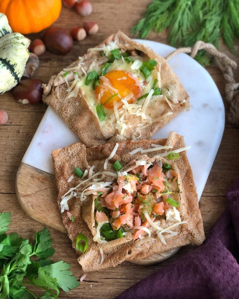 Galettes au sarrasin à la fondue de poireaux et au saumon