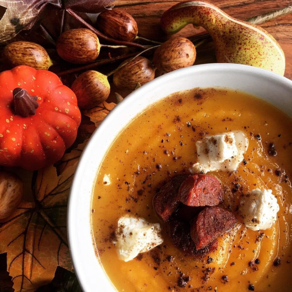 Soupe de courge butternut au chorizo et fromage de chèvre