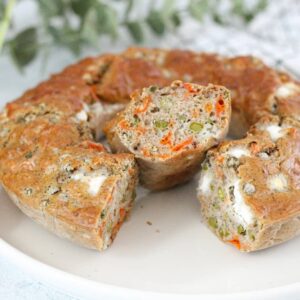 Cake petits pois, carottes & feta