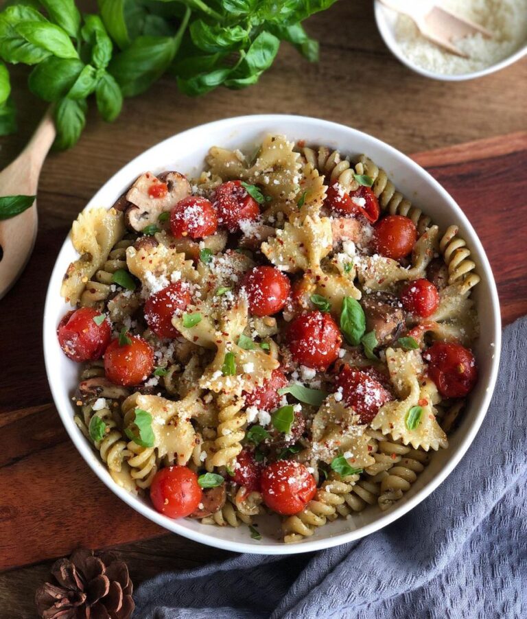 Pâtes au pesto, tomates cerise et champignons Pâtes au pesto, tomates cerise et champignons