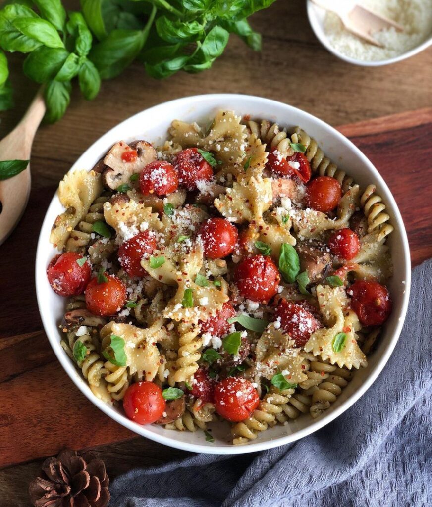 Pâtes au pesto, tomates cerise et champignons