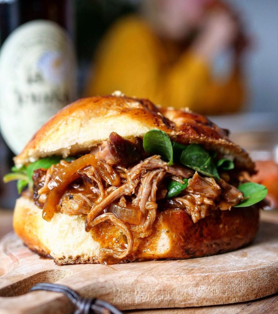 Burger au pulled pork sauce barbecue