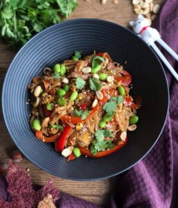 Nouilles aux légumes et sauce satay