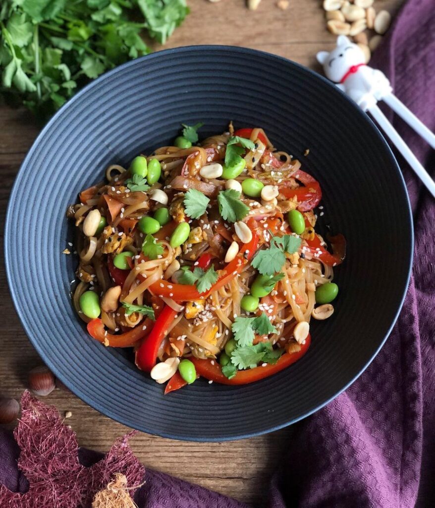 Nouilles aux légumes et sauce satay