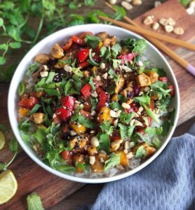 Poke bowl poulet et légumes à la mangue