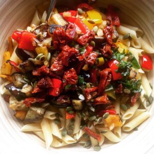 Salade de pâtes aux légumes grillés et pesto rouge Salade de pâtes aux légumes grillés et pesto rouge