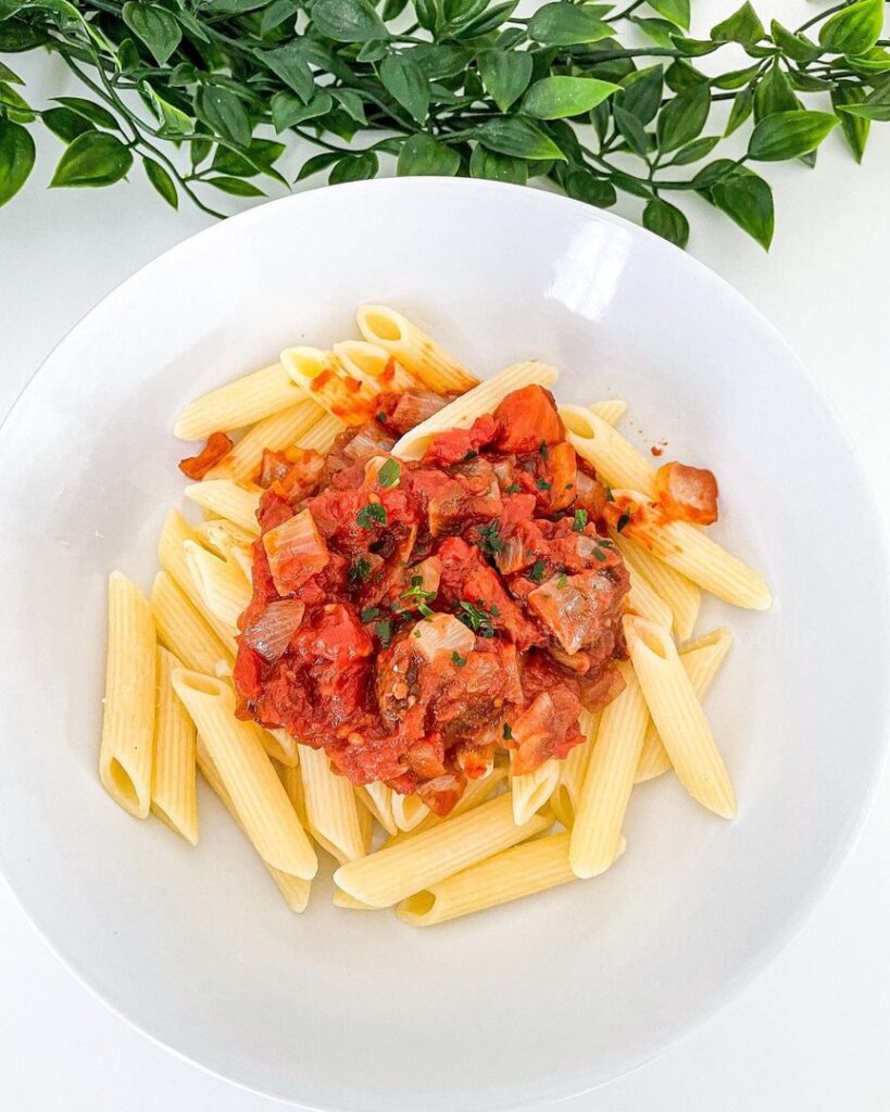 Pâtes aux tomates et falafels végétarien