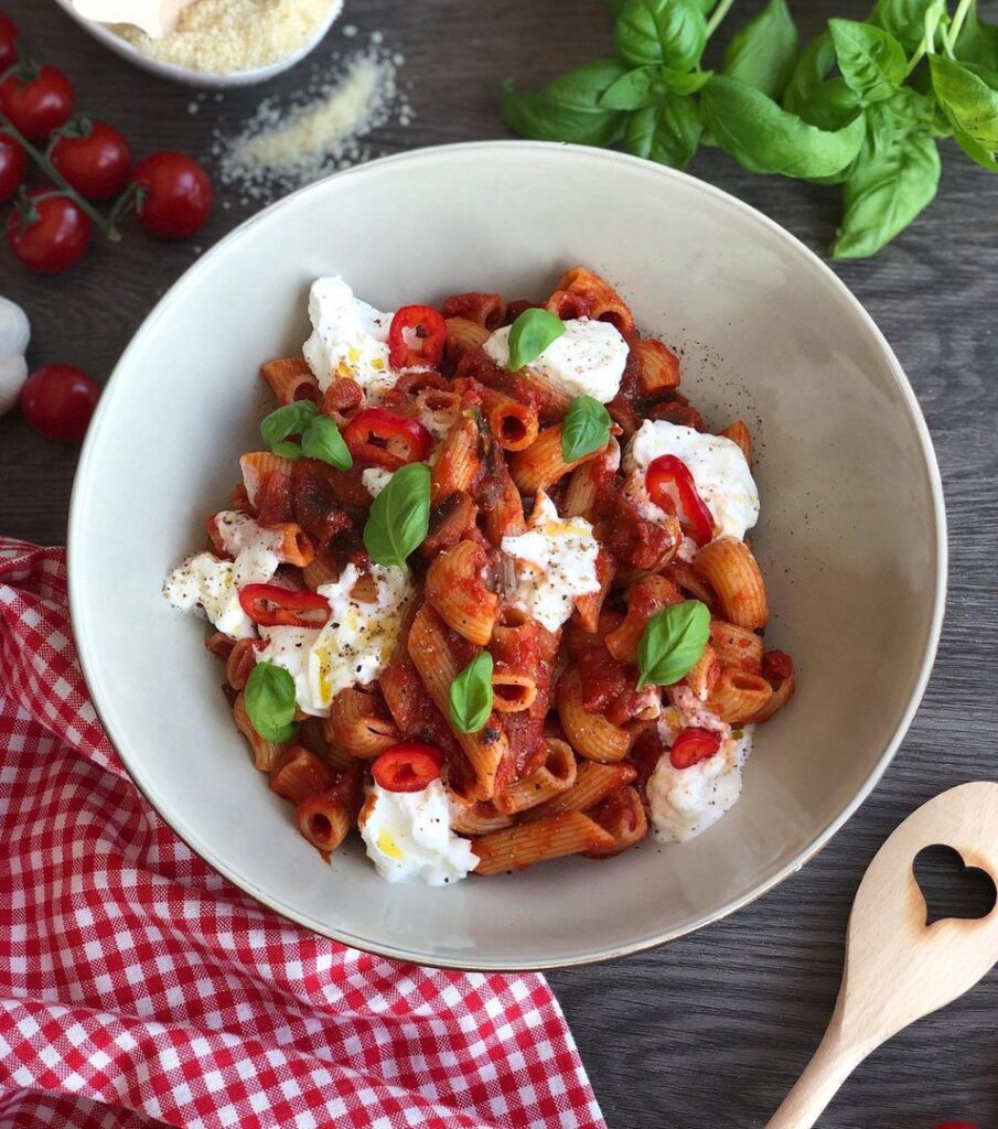 Pâtes à l&rsquo;arrabiata, aux aubergines et burrata