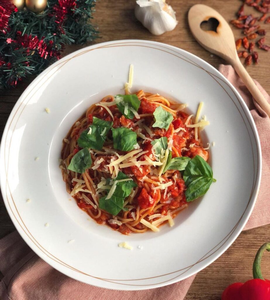 Pâtes sauce tomates aux poivrons et peperoncino