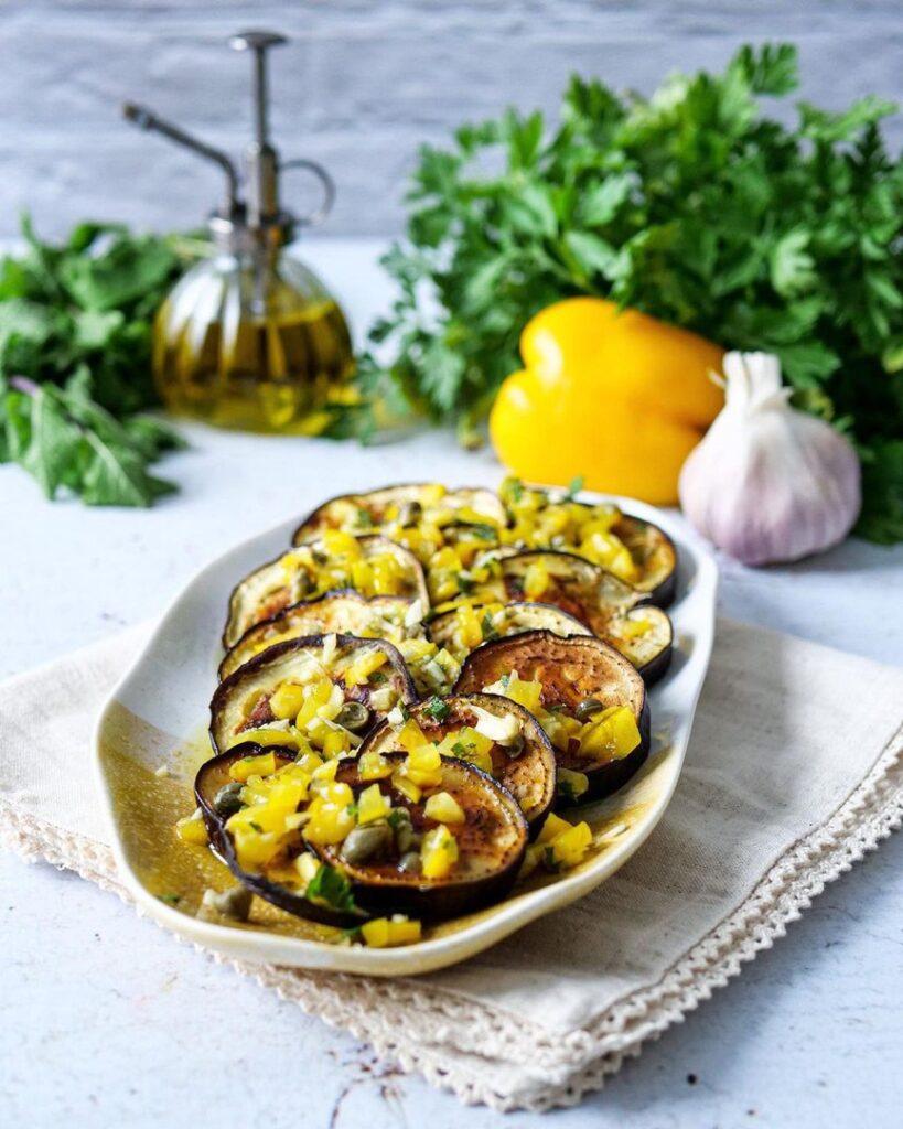 Aubergines au four, poivrons et câpres