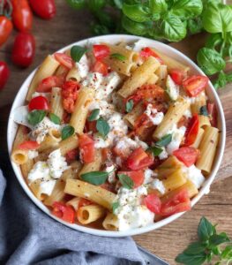 Pâtes sauce tomates cerise et mozzarella