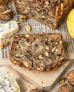 Cake sarrasin aux poires bleu et noix