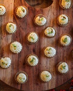 Chips de sarrasin, chantilly au roquefort et poire