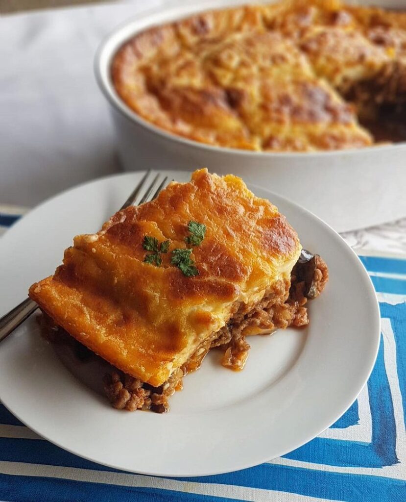 Moussaka et salade de tzatziki