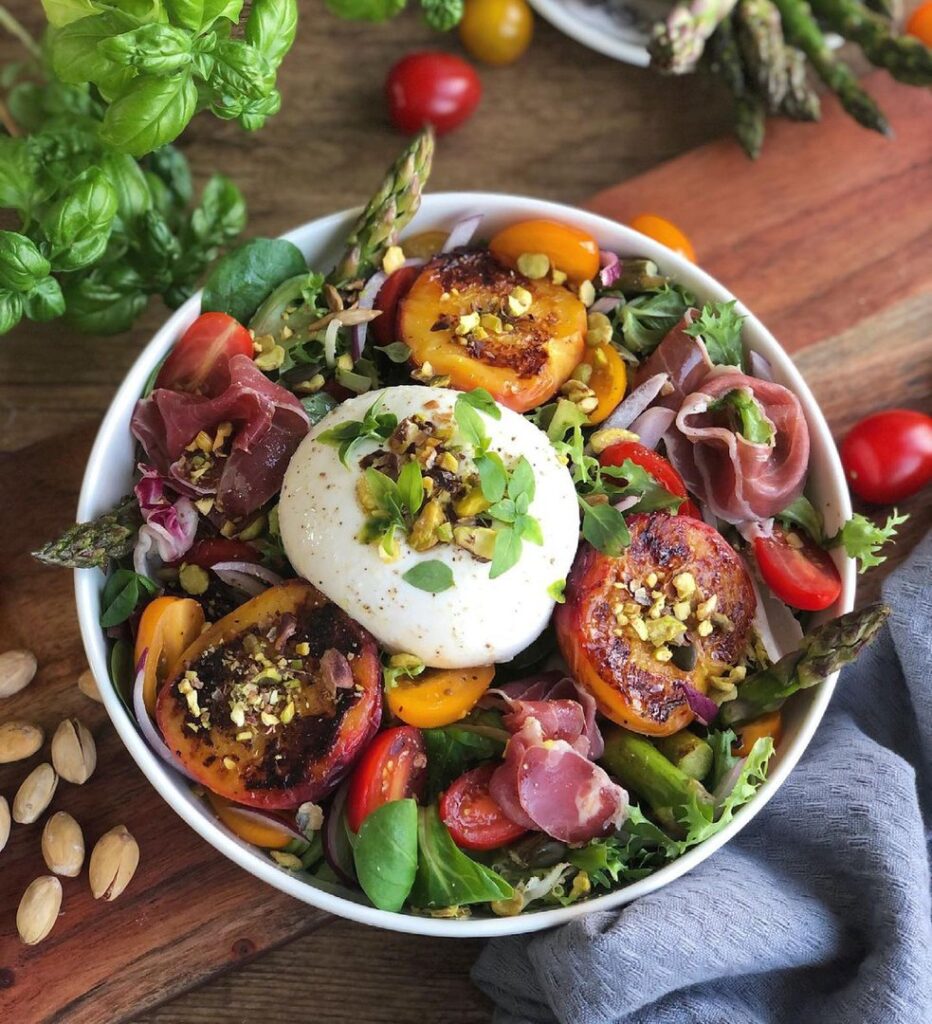Salade de pêches rôties et burrata