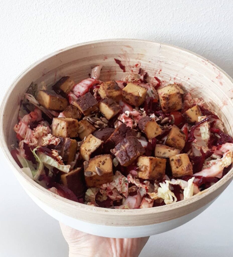 Salade de betteraves, chou et tofu