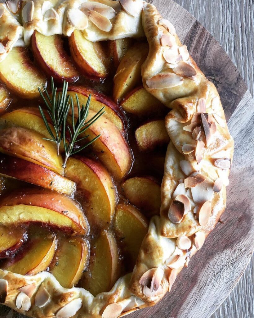 Tarte rustique aux pêches et romarin