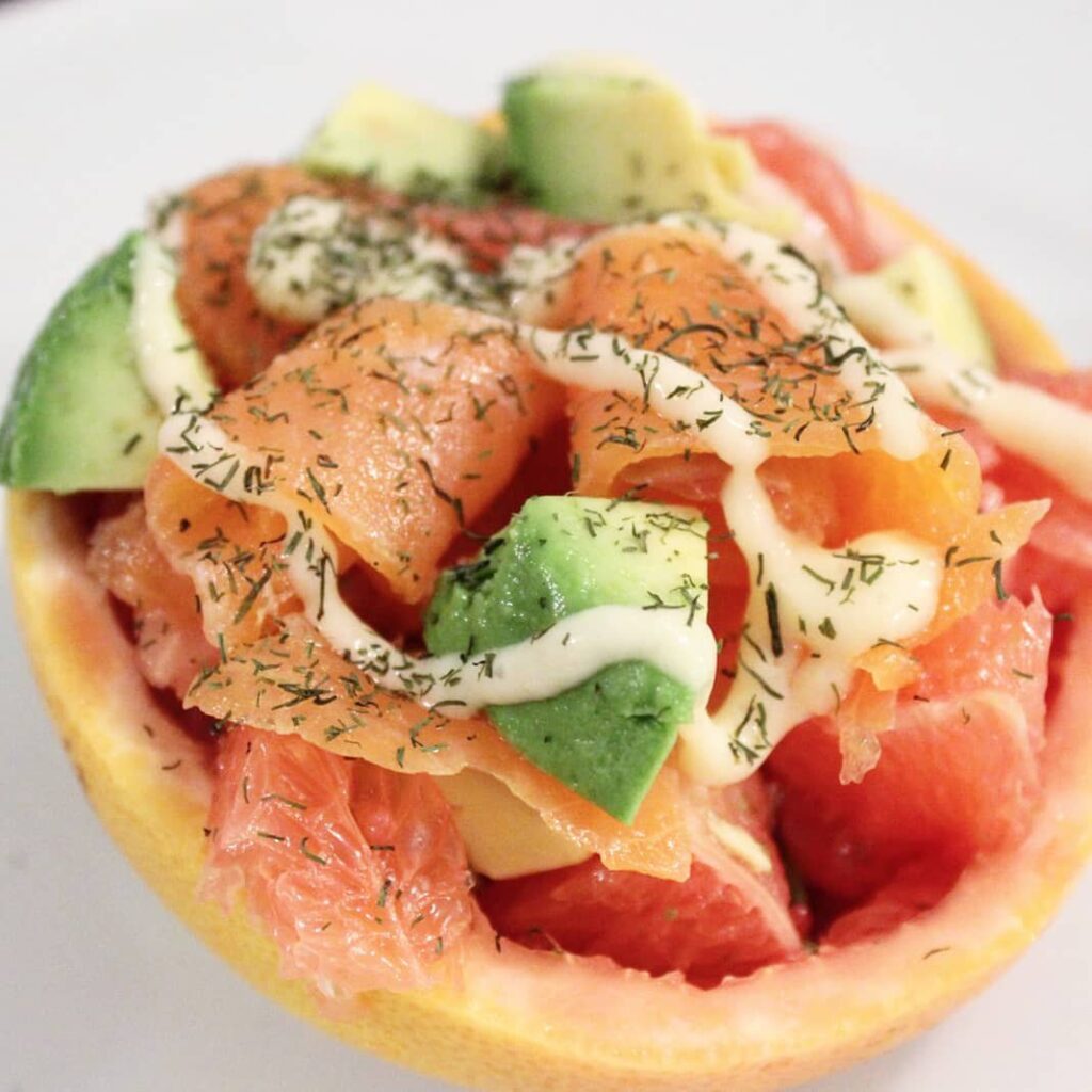 Salade de pamplemousse au saumon et à l&rsquo;avocat