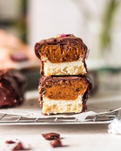 Barre croustillante au caramel nappée de chocolat