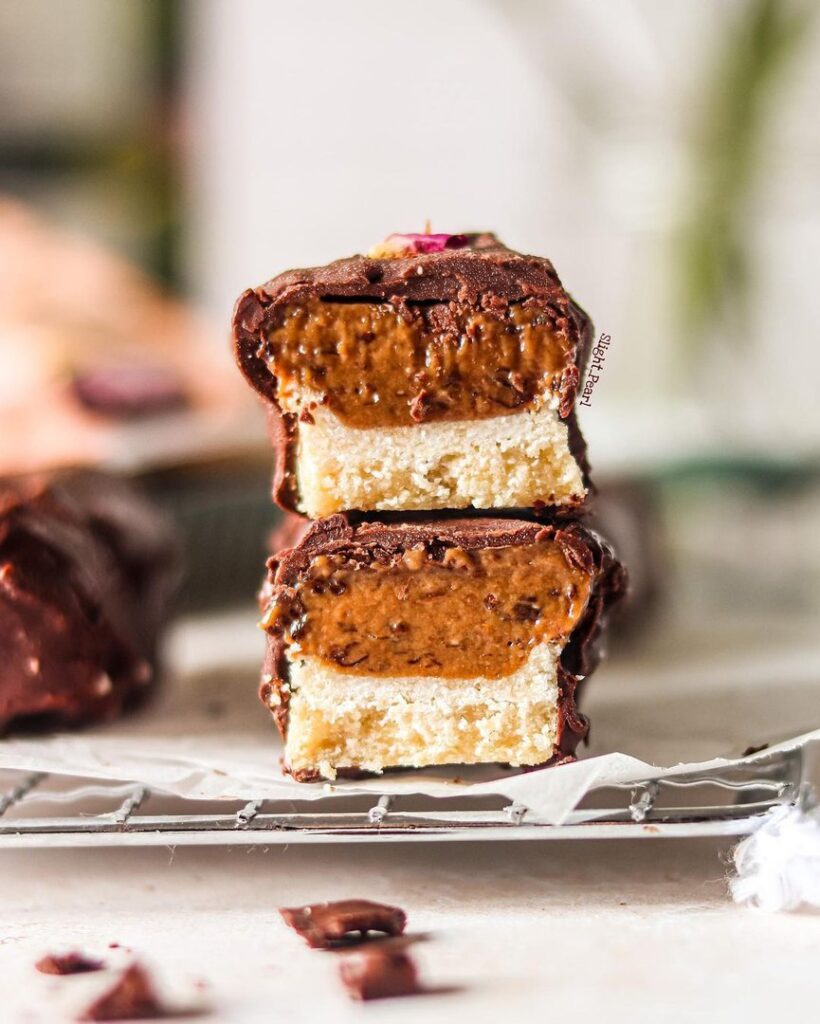 Barre croustillante au caramel nappée de chocolat