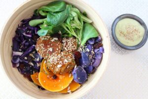 Buddha bowl à la pomme de terre violette