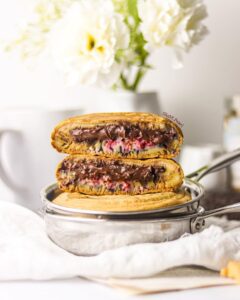 Pancakes fourrés aux framboises et chocolat