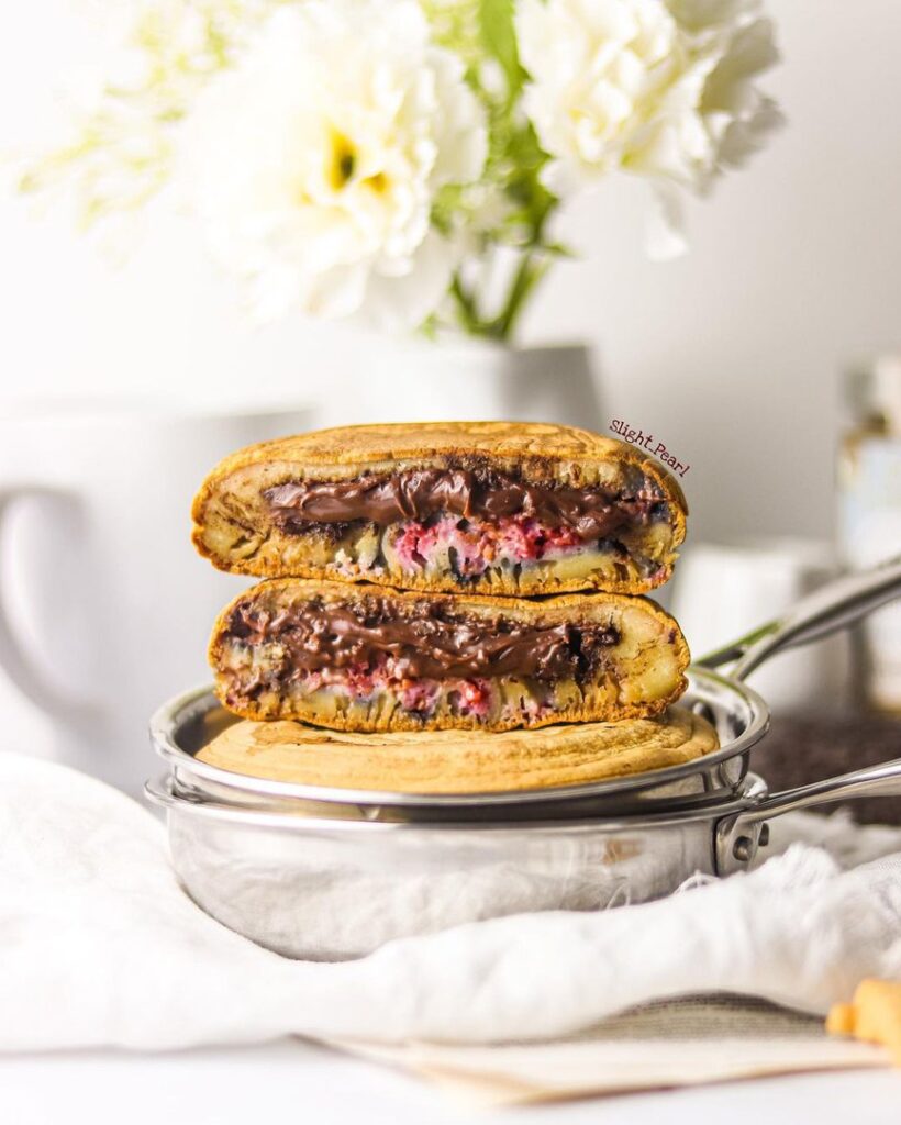 Pancakes fourrés aux framboises et chocolat