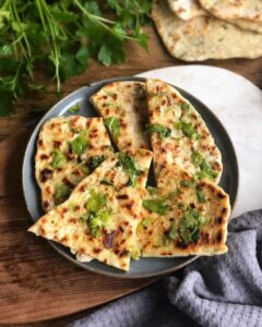 Naans au fromage et sauce à l’ail et coriandre Naans au fromage et sauce à l’ail et coriandre