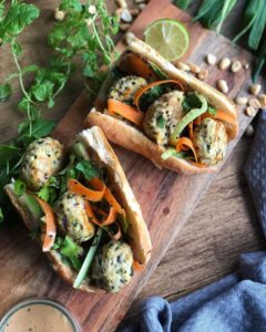 Banh mi boulettes de poulet et sauce peanut