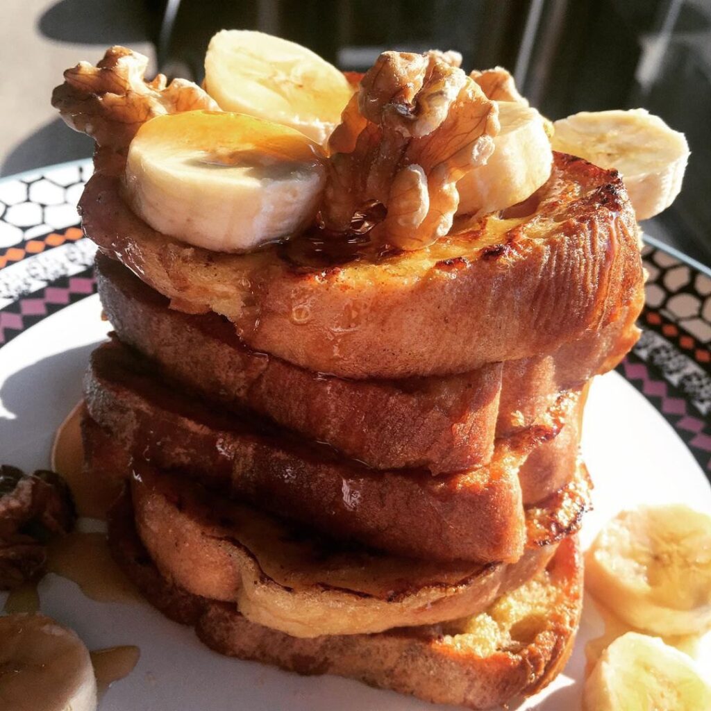 Pain perdu avec banane, miel et cerneaux de noix