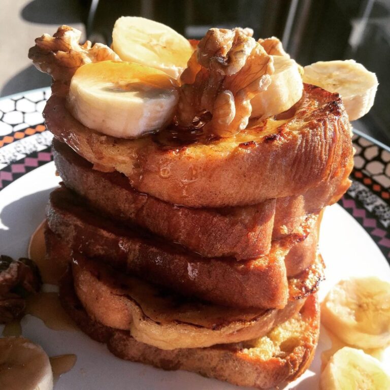 Pain perdu avec banane, miel et cerneaux de noix