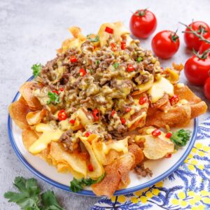 Plato de nachos con patatas fritas!