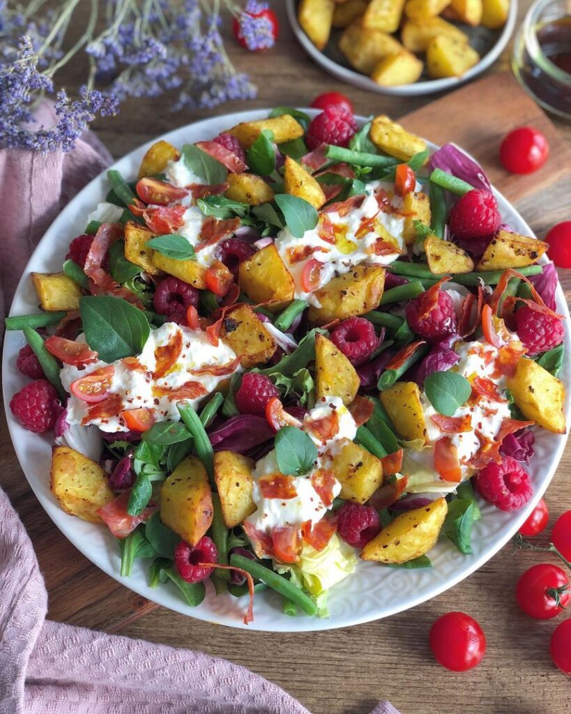 Salade, burrata et patatas bravas