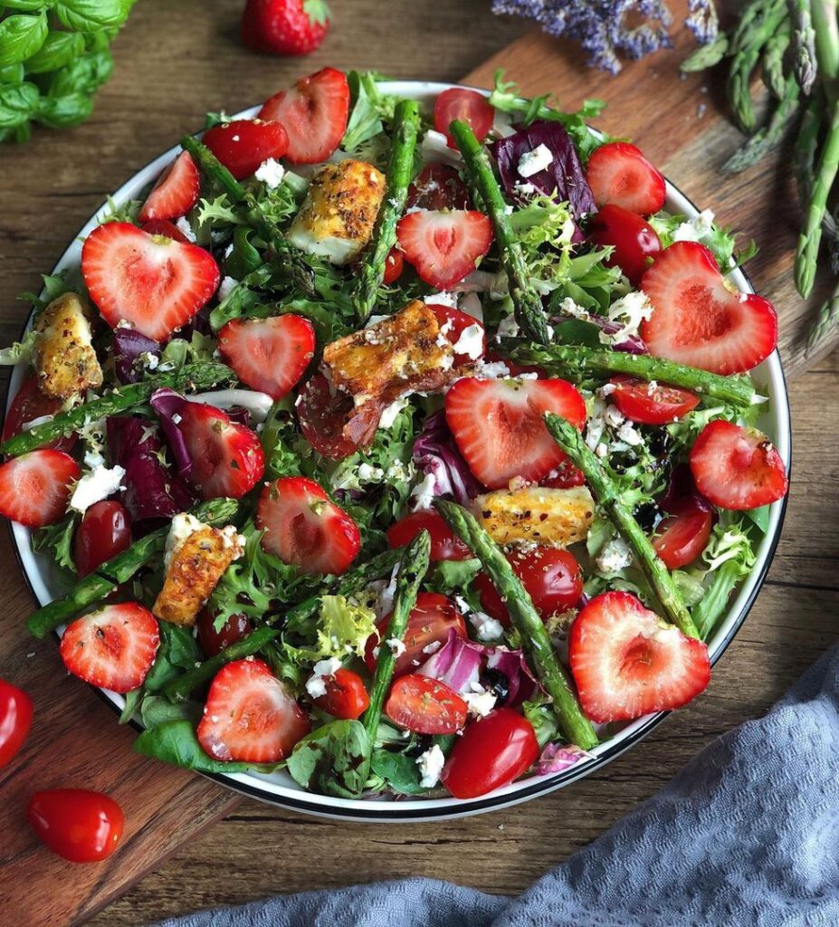 Salade d&rsquo;asperges, fraises et feta grillée