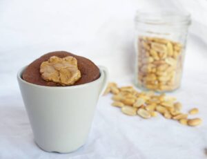 Mug cake à la cacahuète