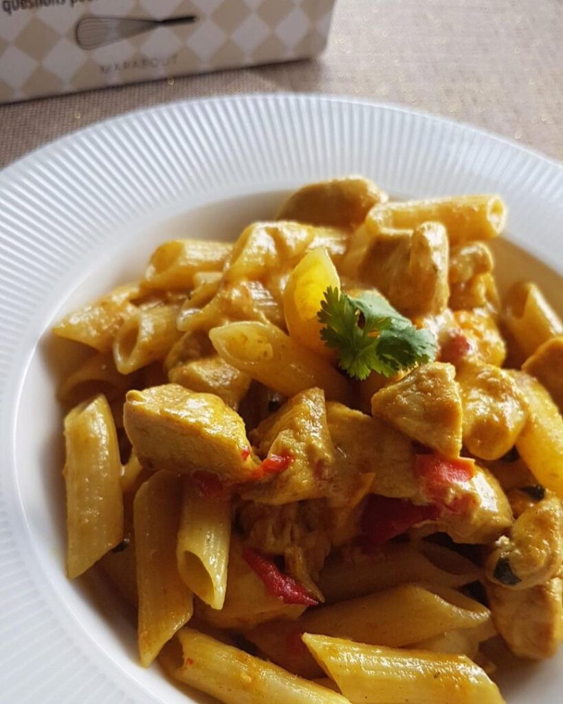 Pâtes et poulet au curry onctueux
