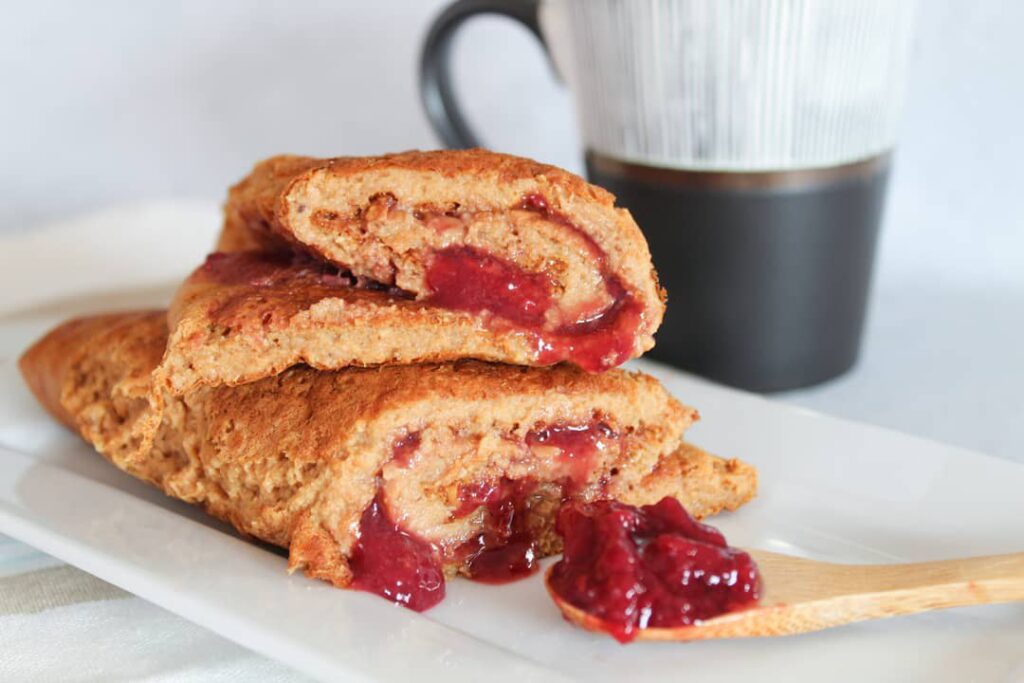 Roulé au beurre de cacahuète et confiture de framboises