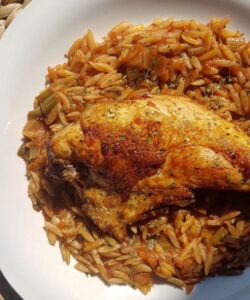 Youvetsi kotopoulo ragoût au poulet et pâtes