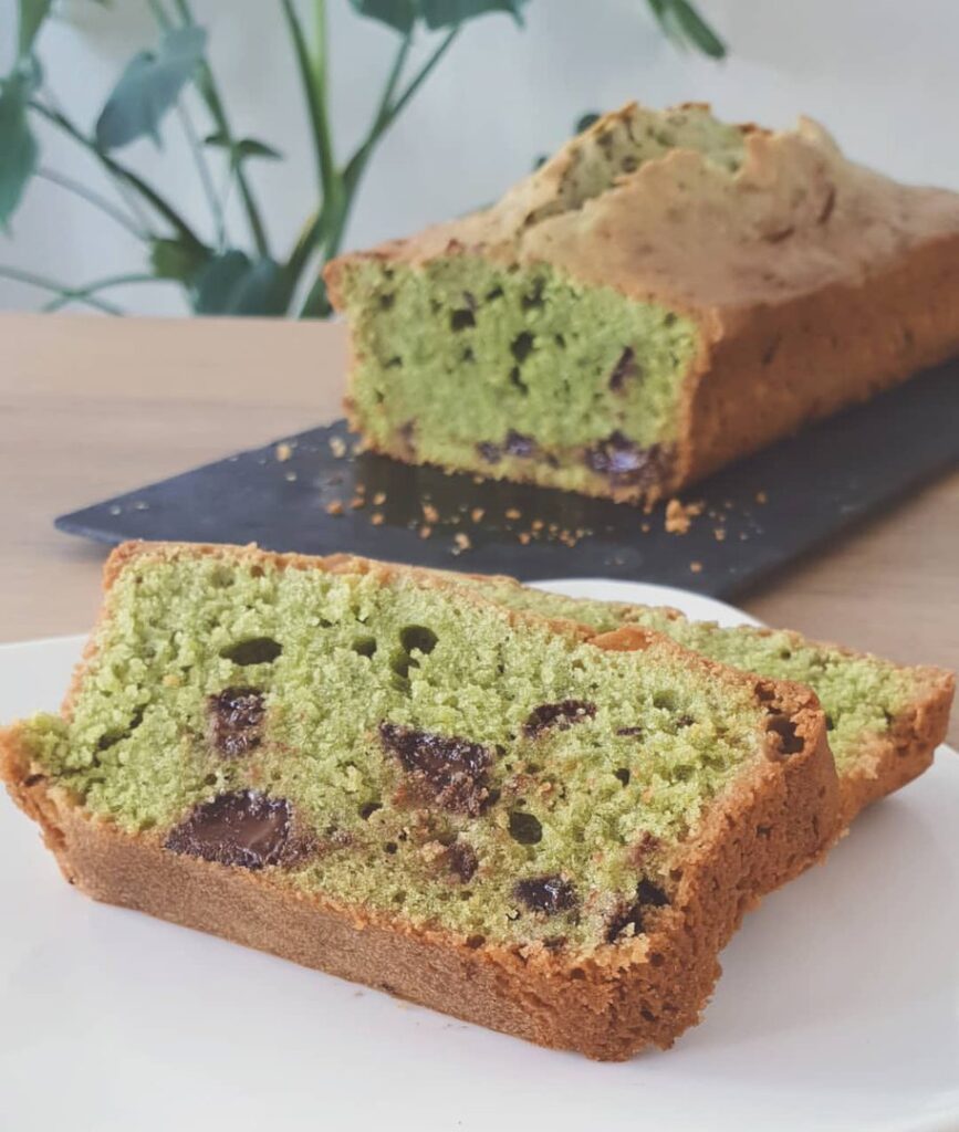Cake thé matcha et pépites de chocolat