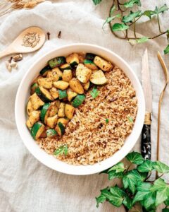 Courgettes poêlées accompagnés de riz frit épicé