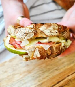 Grilled cheese poire brie jambon cru