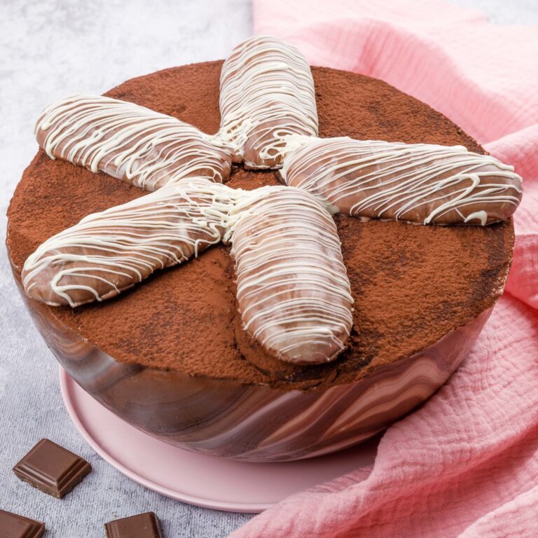 Eine ganze Schüssel Tiramisu Eine ganze Schüssel Tiramisu