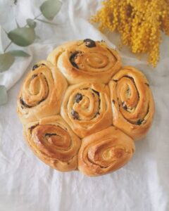 Bouquet de brioche à la crème pâtissière et pépites de chocolat