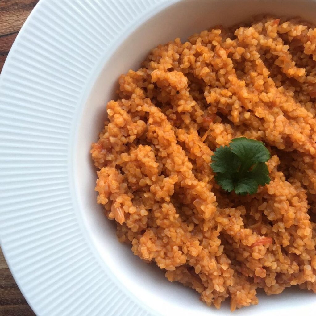 Boulgour à la sauce tomate et aux oignons