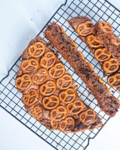 Moelleux au chocolat avec des petits bretzels