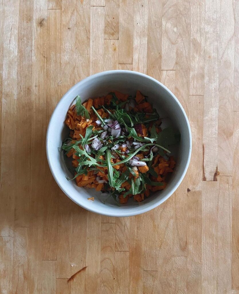 Salade de patate douce roquette et sauce cacahuètes