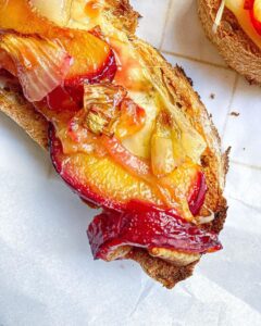 Tartine raclette, prune et oignons caramélisés