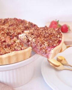 Tarte-crumble aux fraises et à la rhubarbe