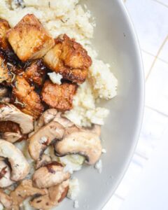 Risotto aux champignons et chou-fleur avec du tofu croustillant