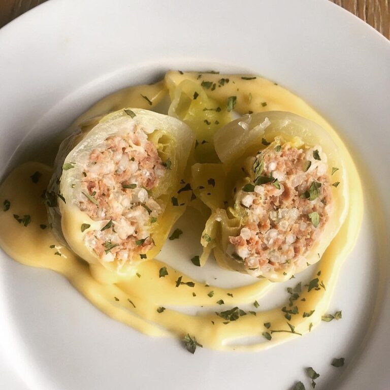 Choux blancs farcis à la viande hachée et au riz Choux blancs farcis à la viande hachée et au riz